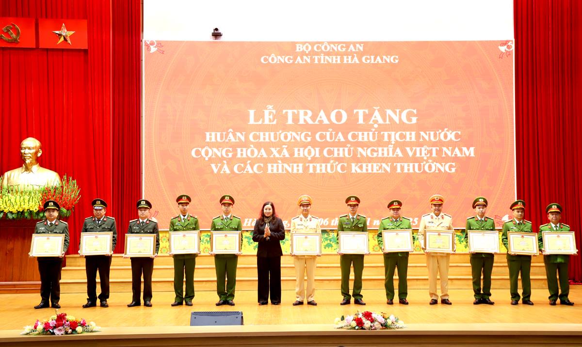 Phó Chủ tịch UBND tỉnh Hà Thị Minh Hạnh trao Bằng khen của UBND tỉnh cho các tập thể, cá nhân.