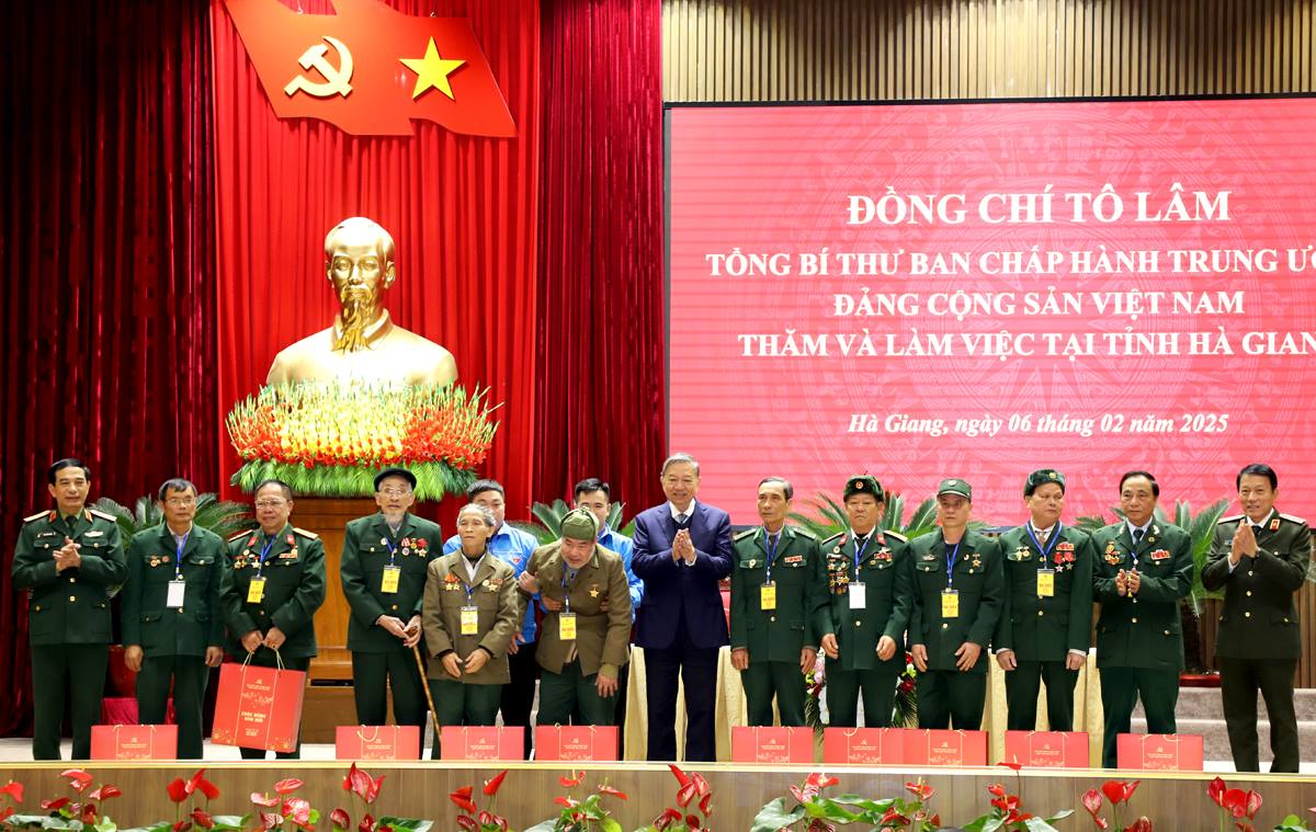 Tổng Bí thư Tô Lâm và Bộ trưởng Bộ Quốc phòng, Bộ trưởng Bộ Công an tặng quà người có công.