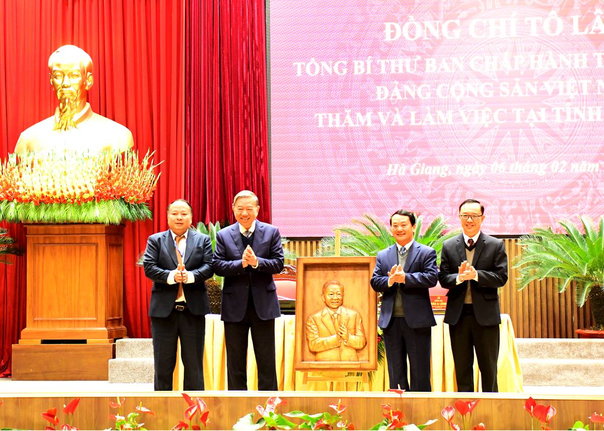 Thường trực Tỉnh ủy tặng tranh điêu khắc cho Tổng Bí thư Tô Lâm.
