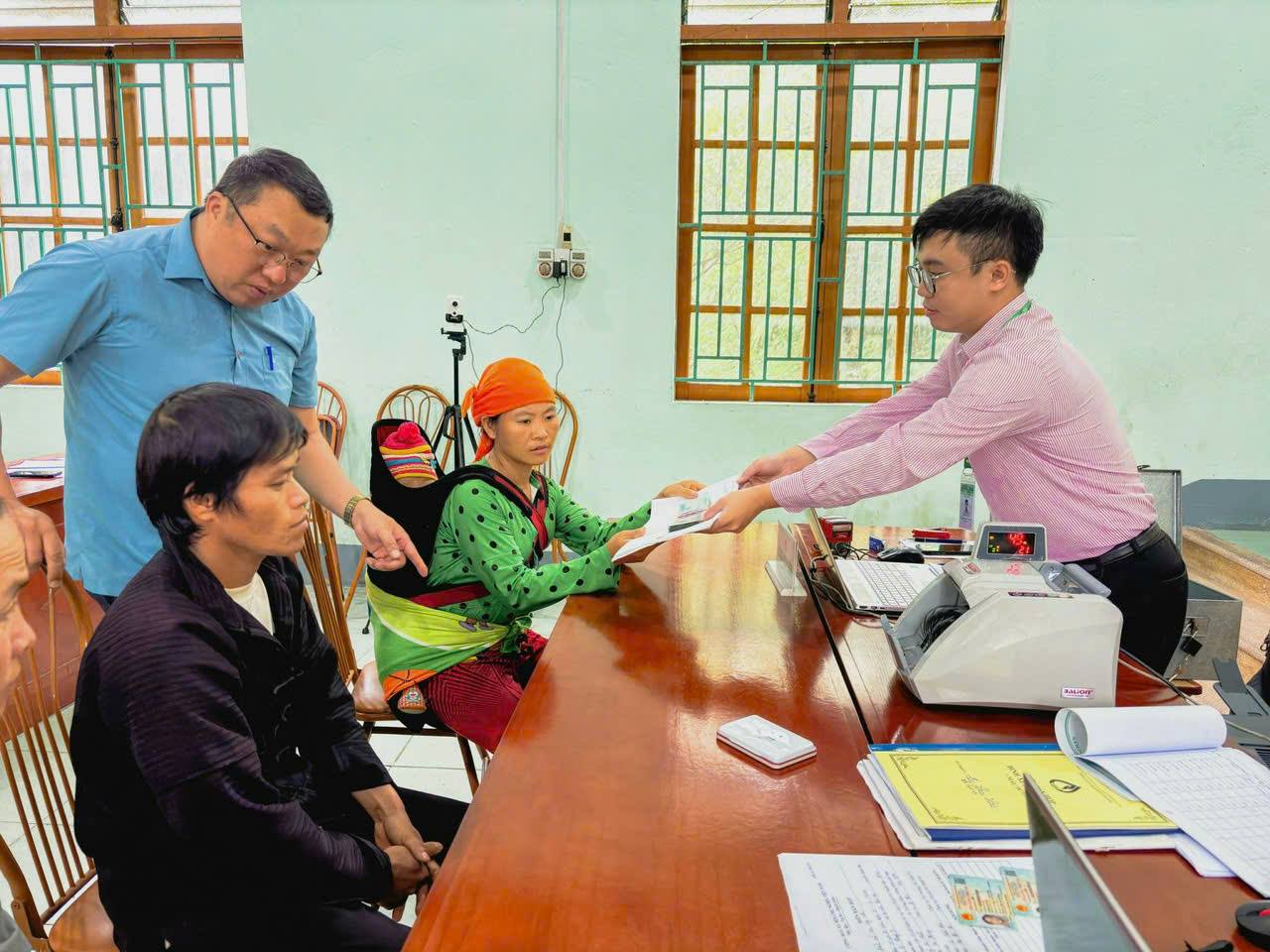 Ngân hàng chính sách xã hội huyện giải ngân vốn cho người chấp hành xong án phạt tù.