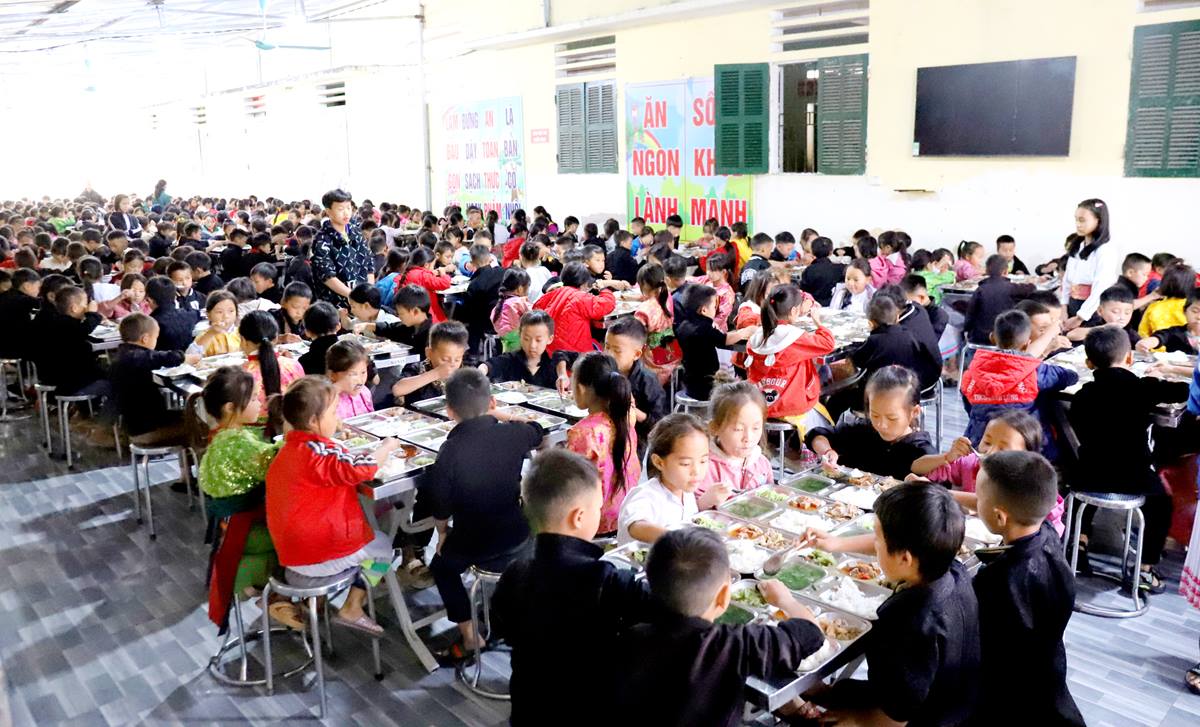 Bữa ăn bán trú được cải thiện giúp học sinh đảm bảo dinh dưỡng.
