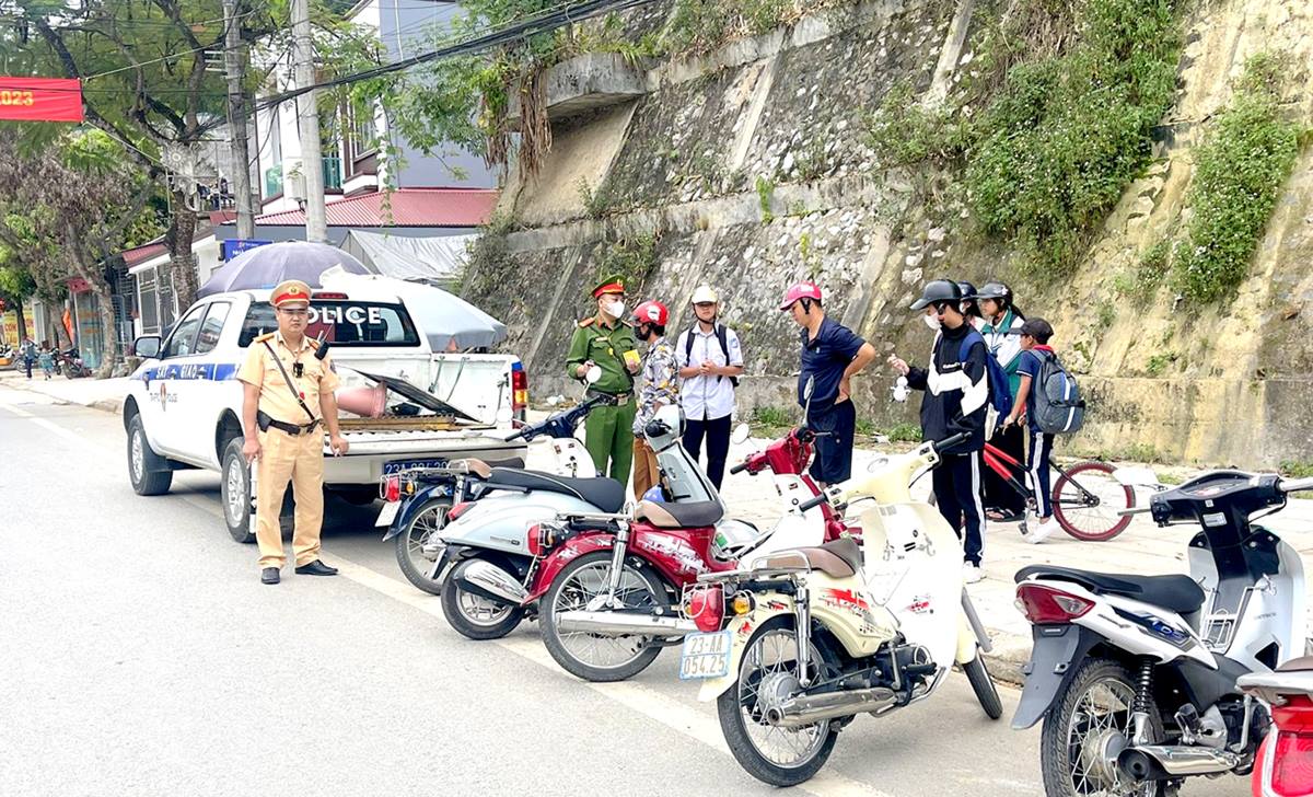 Tuần tra, kiểm soát vi phạm an toàn giao thông trong lứa tuổi học sinh tại thị trấn Yên Minh.