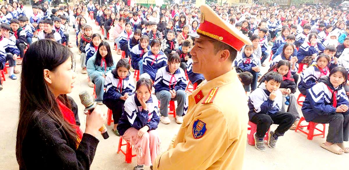 Lực lượng Cảnh sát giao thông tuyên truyền pháp luật cho học sinh.