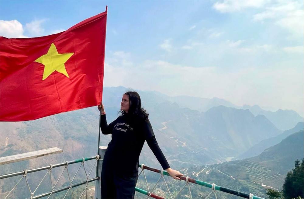 Khách Tây phượt xuyên Việt chấm Hà Giang 100.000/10 điểm
