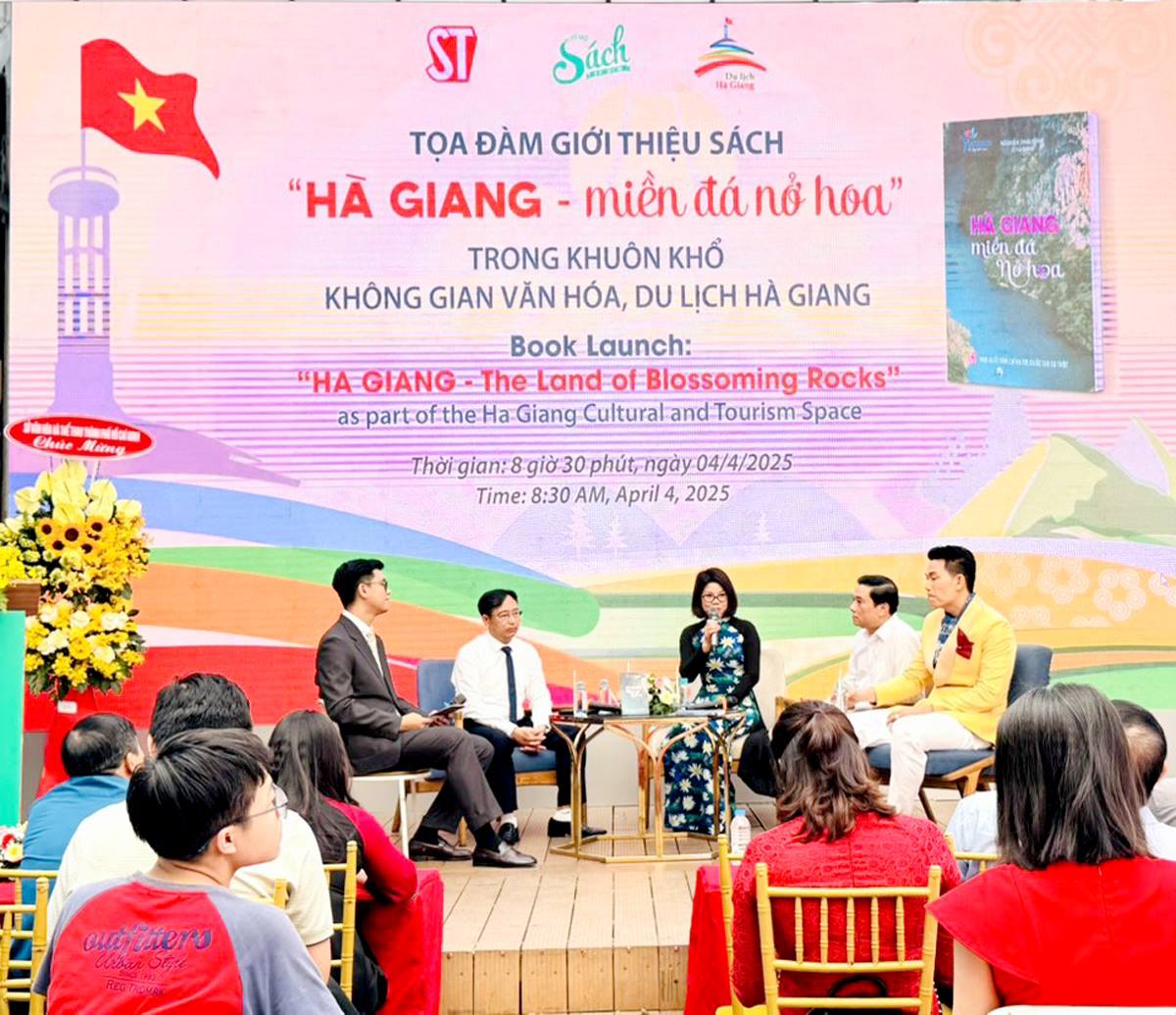 Các đại biểu tham gia tọa đàm giới thiệu cuốn sách Hà Giang - Miền đá nở hoa.