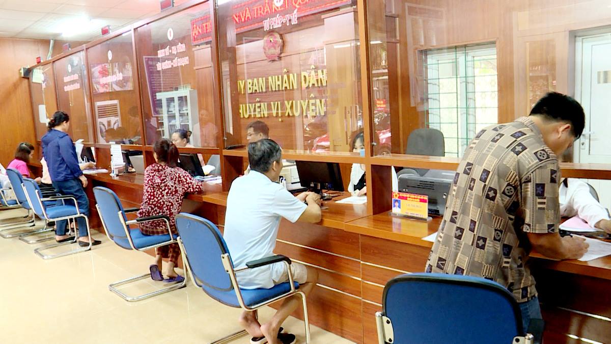 Các cán bộ tại Bộ phận tiếp nhận và trả kết quả huyện Vị Xuyên luôn tận tình, chu đáo trong giải quyết TTHC cho người dân.

