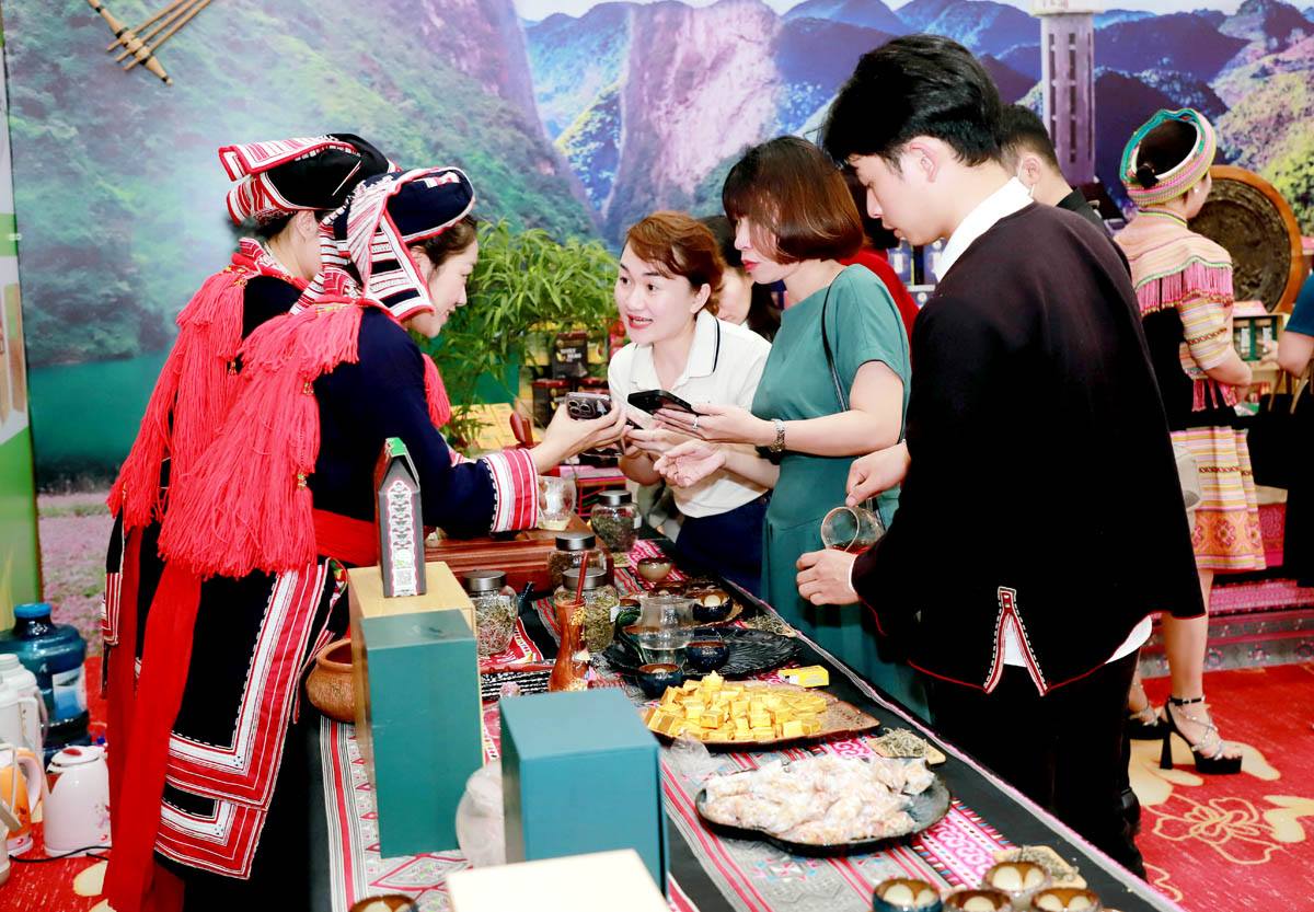 Một góc quảng bá, giới thiệu sản phẩm trà Shan tuyết Hà Giang bên lề diễn đàn.