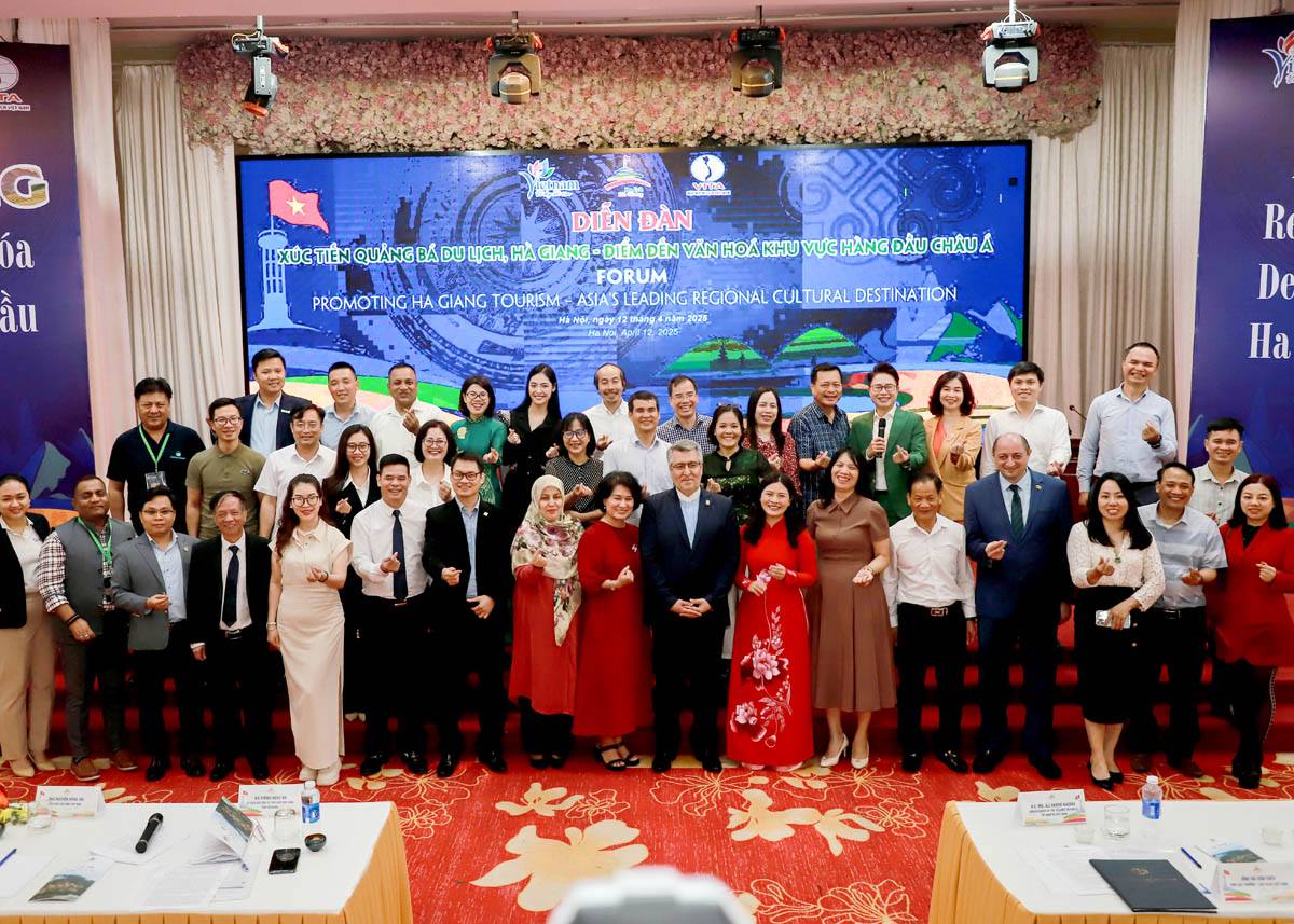 Các đại biểu tham dự diễn đàn chụp ảnh lưu niệm.