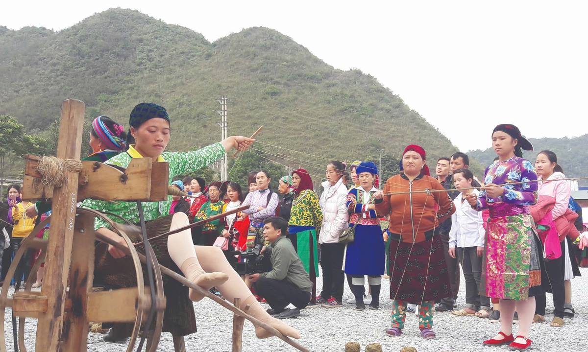 Đặc sắc lễ hội làng nghề thêu, dệt vải lanh truyền thống dân tộc Mông huyện Quản Bạ.