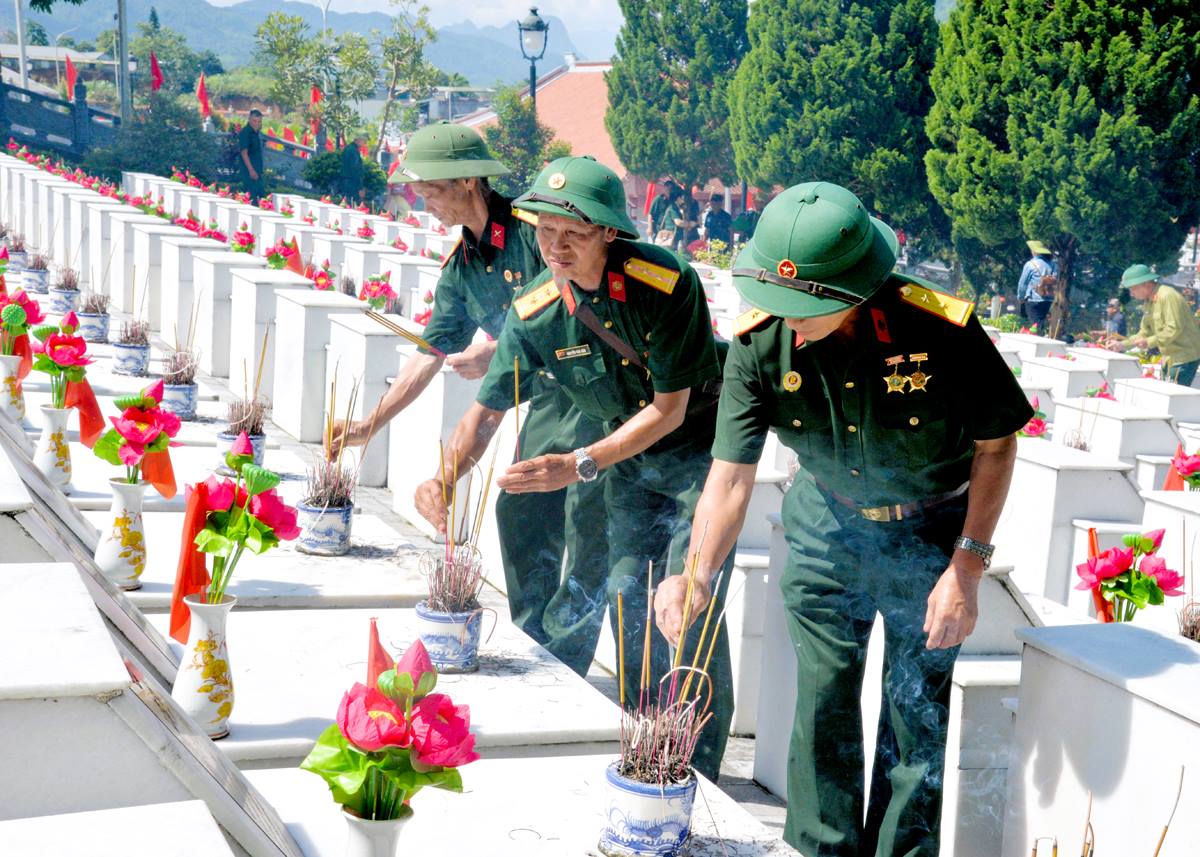 Thắm tình quân dân