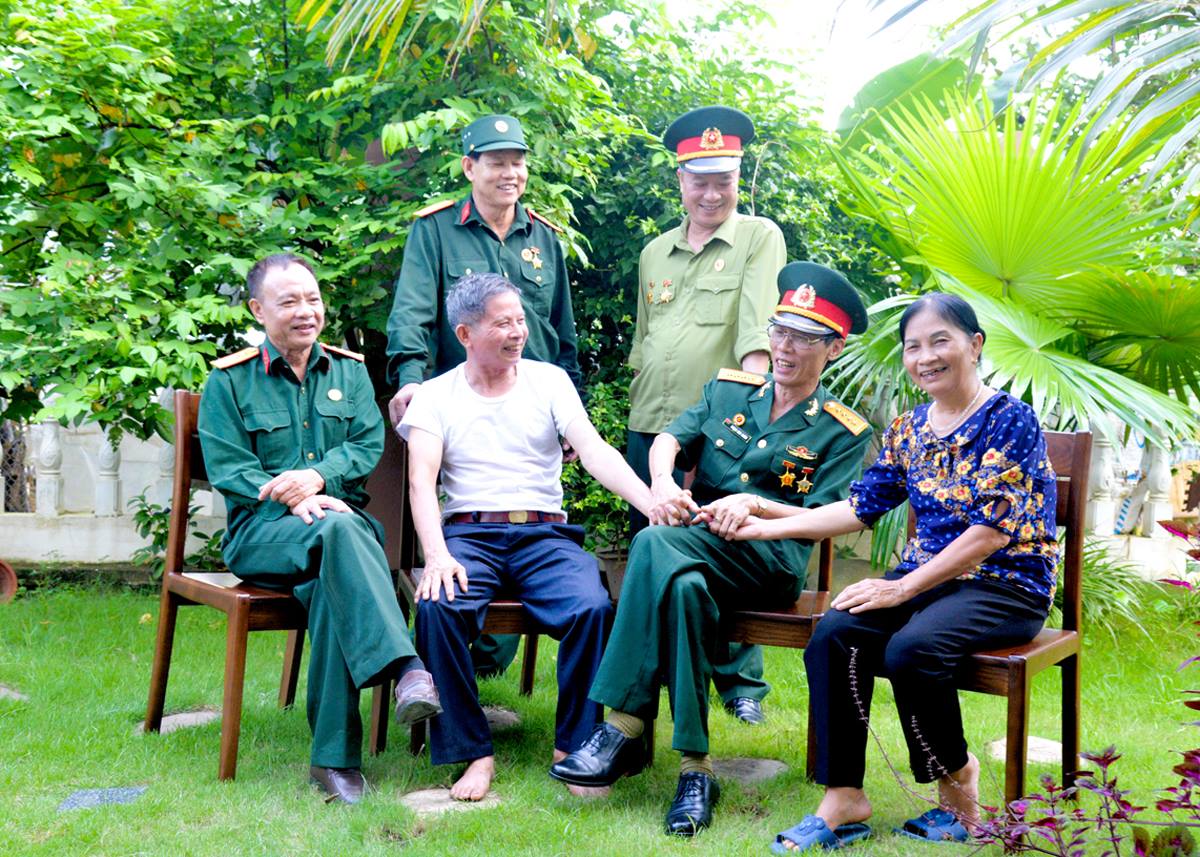 Cựu chiến binh Phạm Kim Hoàn (thứ 2 từ phải sang trái) và đồng đội gặp gỡ gia đình ông Phạm Đức Quyền, tổ 8, phường Quang Trung (thành phố Hà Giang).