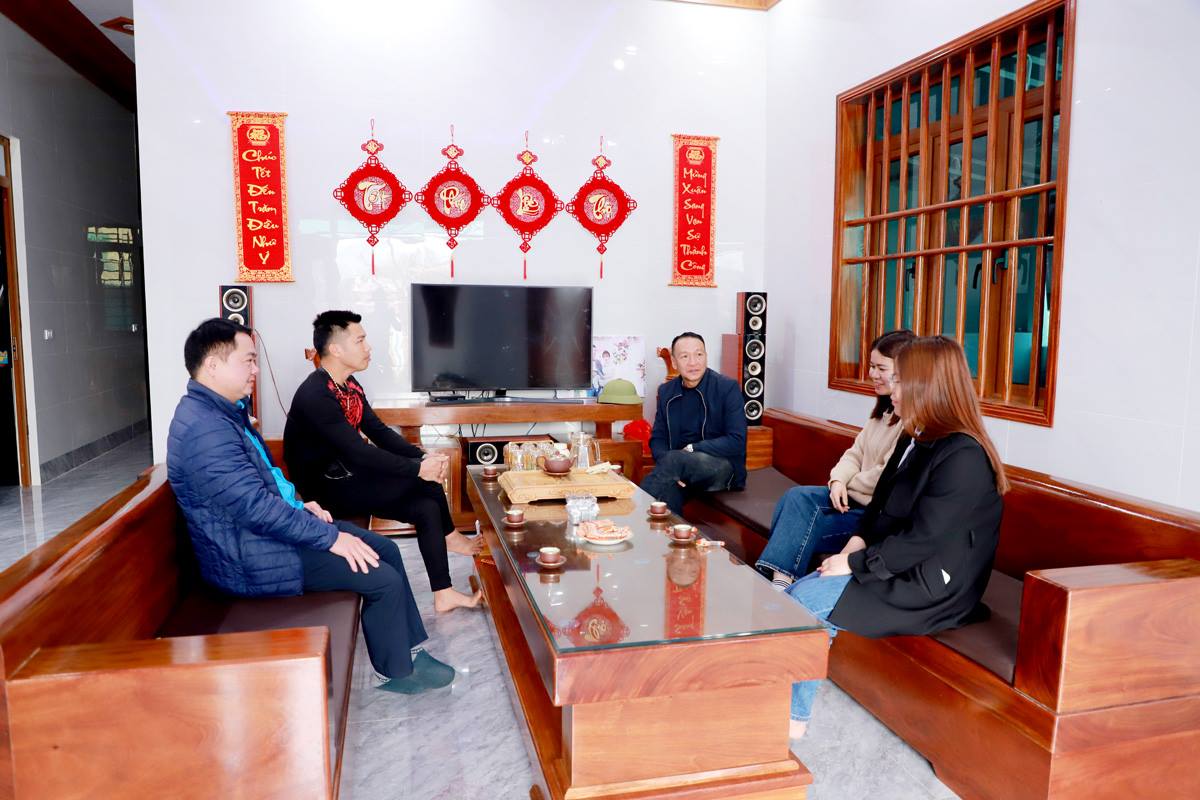 Gia đình anh Nguyễn Văn Mùi (thứ 2 bên trái) trong ngôi nhà mới.