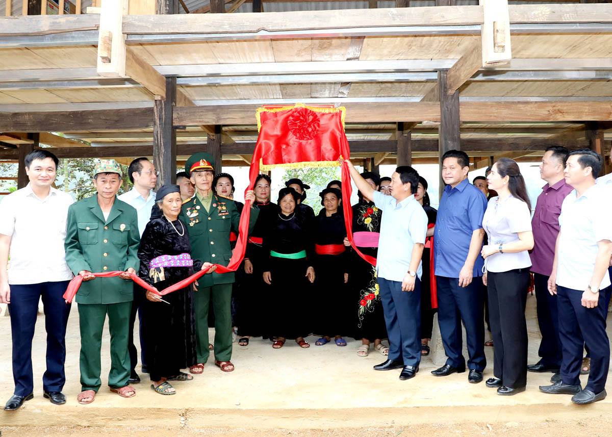 Bí thư Tỉnh ủy Hầu A Lềnh và thương binh Mai Trung Liên thực hiện nghi thức khánh thành nhà mới