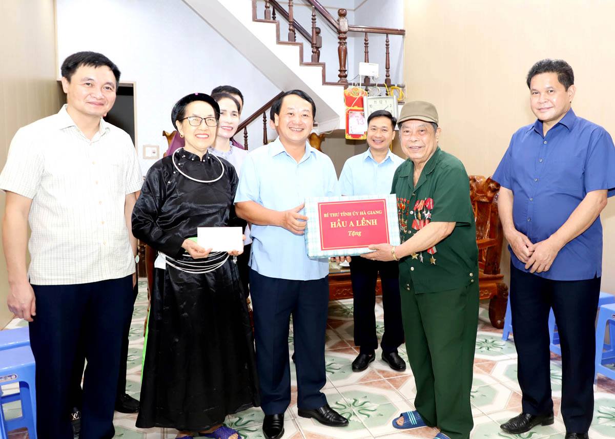 Bí thư Tỉnh ủy Hầu A Lềnh tặng quà gia đình thương binh Nông Trần Tiến