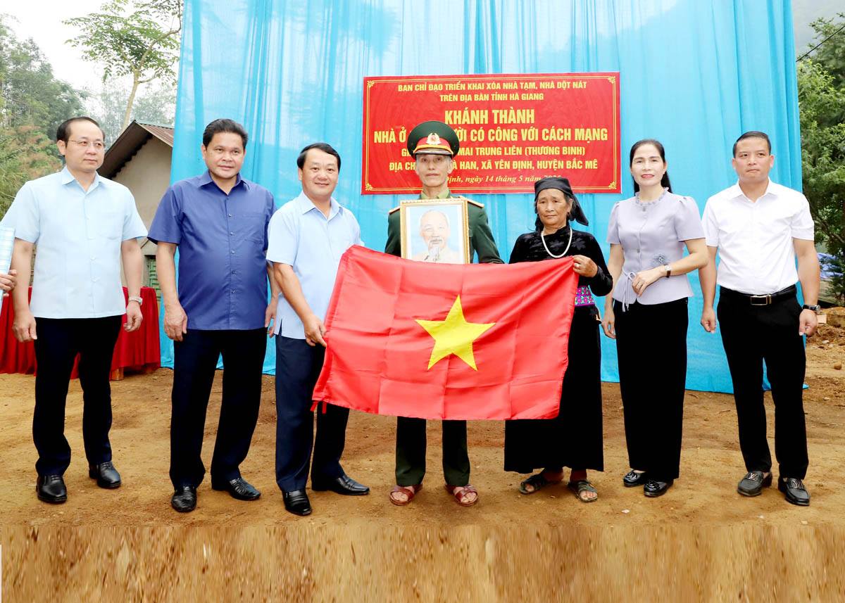 Bí thư Tỉnh ủy Hầu A Lềnh tặng chân dung Bác Hồ và Cờ Tổ quốc cho gia đình thương binh Mai Trung Liên