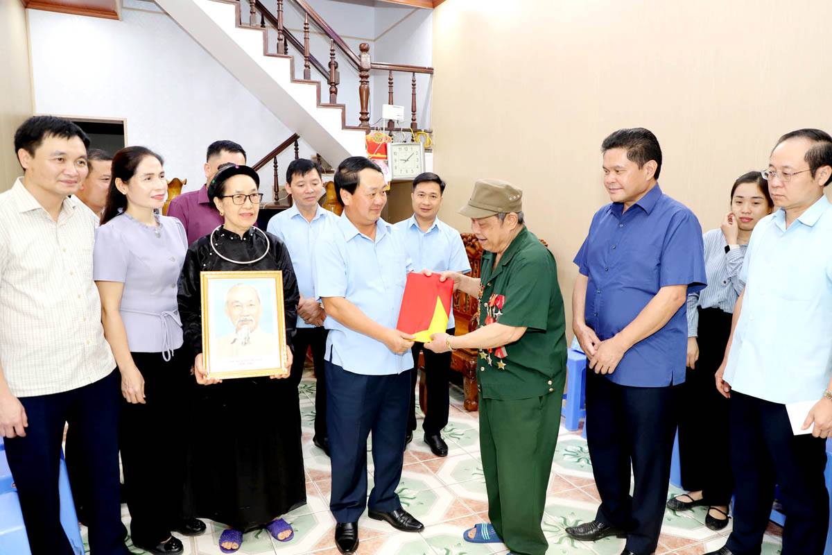 Bí thư Tỉnh ủy Hầu A Lềnh tặng Cờ Tổ quốc và Chân dung Bác Hồ cho gia đình thương binh Nông Trần Tiến