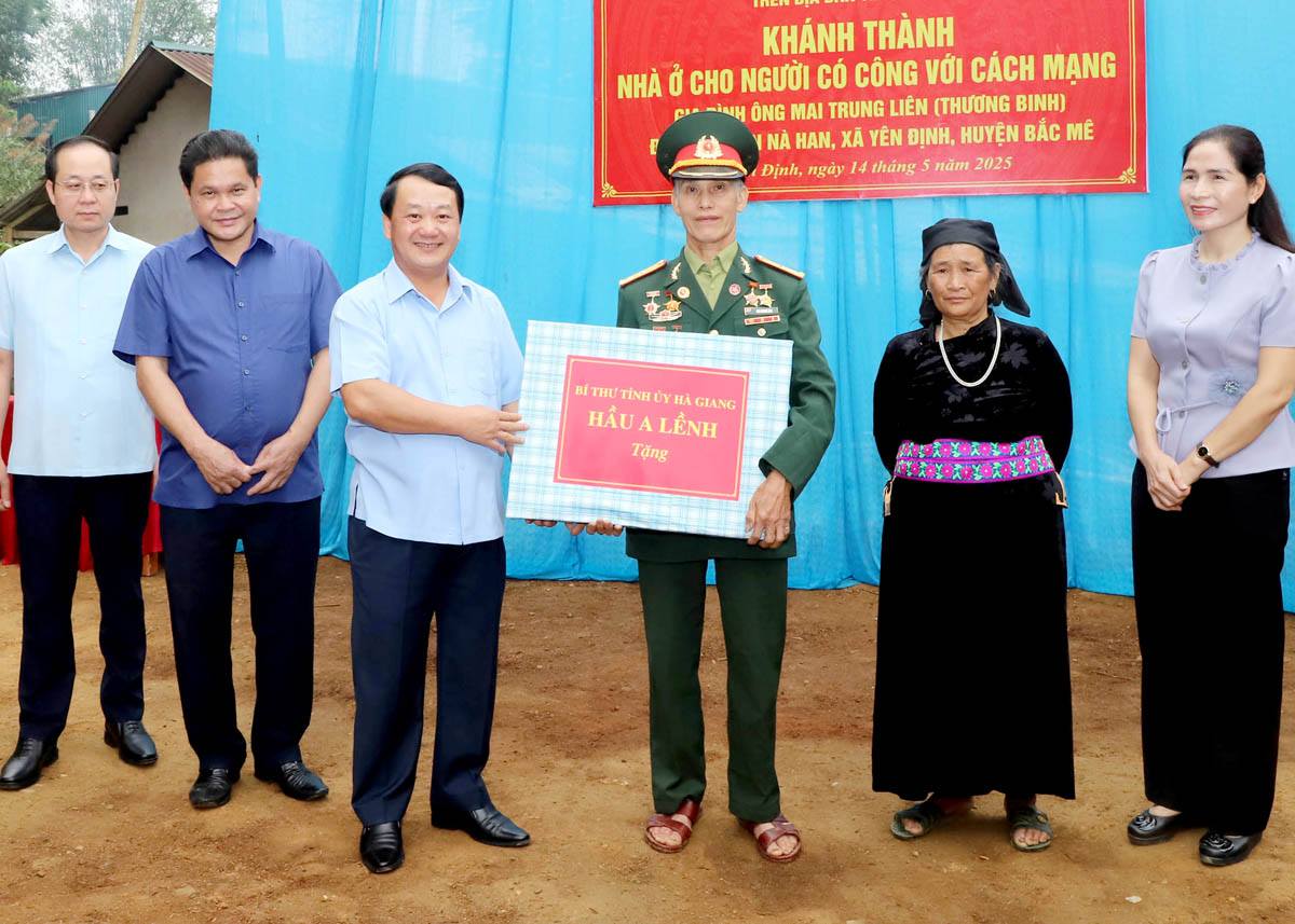 Bí thư Tỉnh ủy Hầu A Lềnh tặng các vận dụng cần thiết cho gia đình thương binh Mai Trung Liên trước khi vào nhà mới