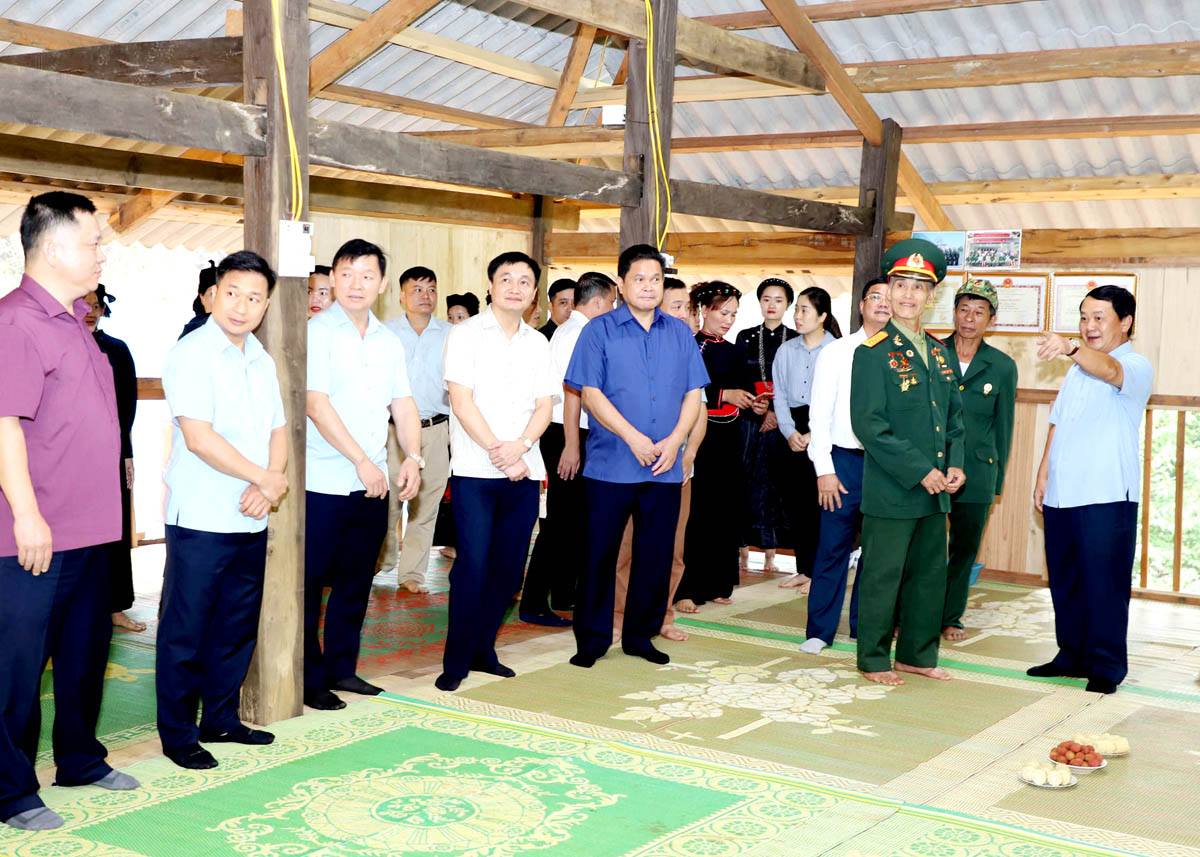Bí thư Tỉnh ủy Hầu A Lềnh thăm, kiểm tra chất lượng ngôi nhà mới của gia đình thương binh Mai Trung Liên