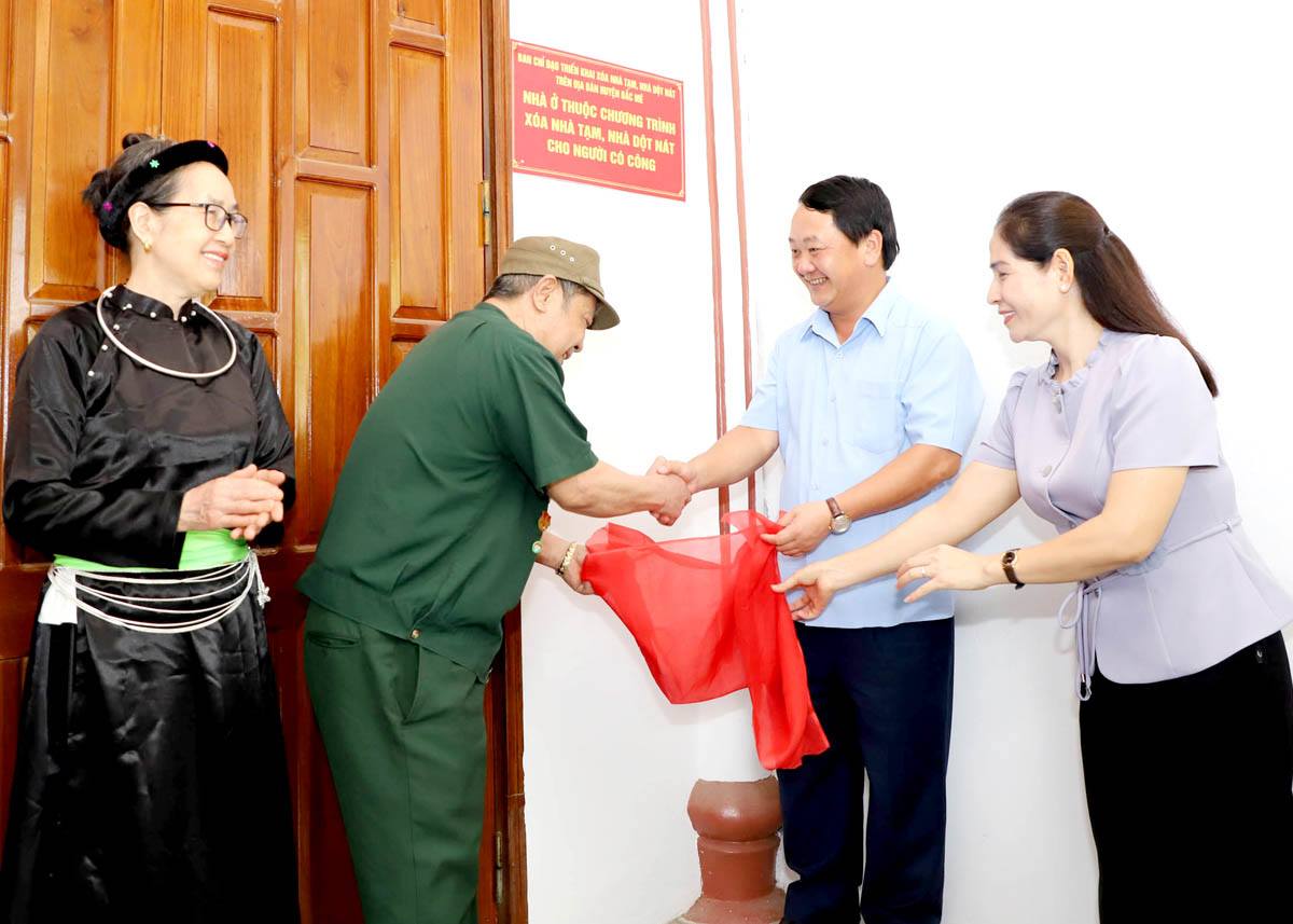 Bí thư Tỉnh ủy Hầu A Lềnh chúc mừng thương binh Nông Trần Tiến đã hoàn thành sửa chữa ngôi nhà mới khang trang hơn.