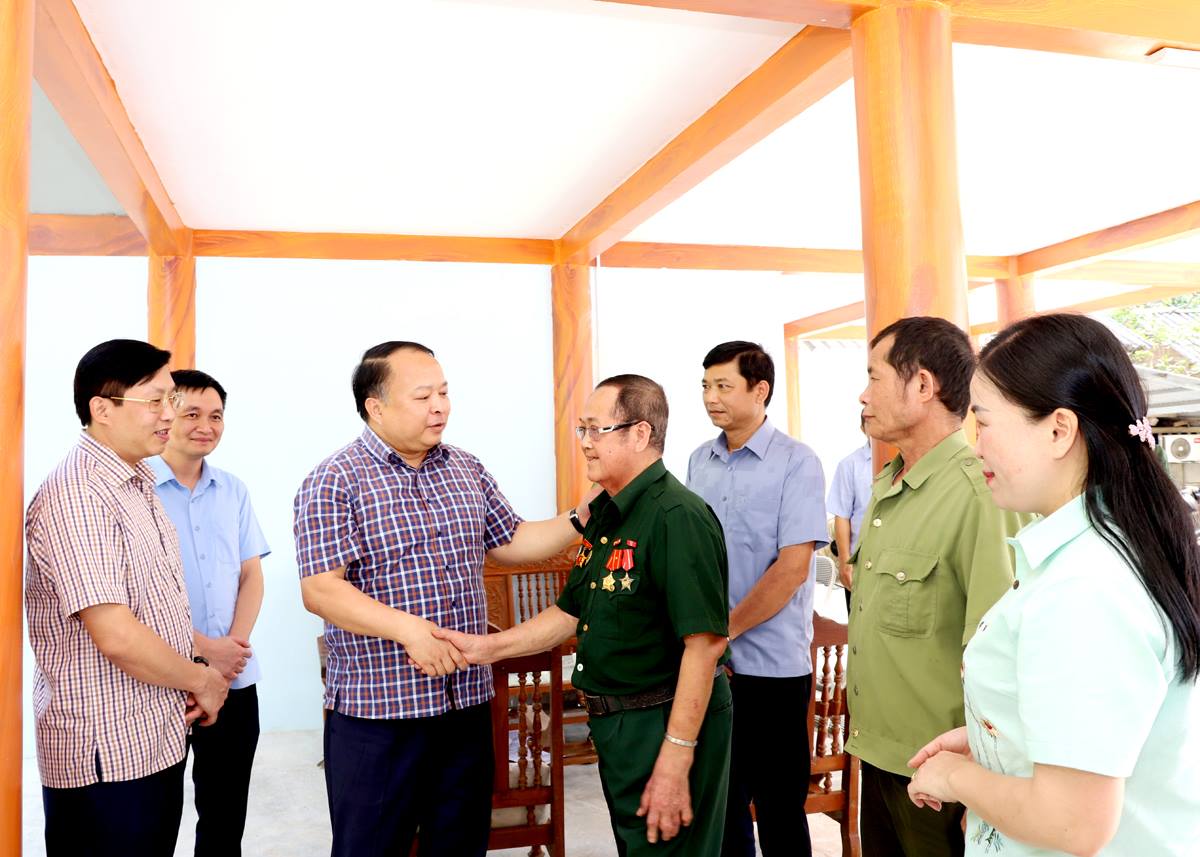 Chủ tịch UBND tỉnh Phan Huy Ngọc thăm hỏi đời sống gia đình ông Nguyễn Viết Đôn, xã Đồng Yên.