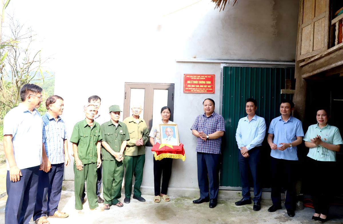Chủ tịch UBND tỉnh Phan Huy Ngọc tặng cờ Tổ quốc, ảnh chân dung Chủ tịch Hồ Chí Minh cho hộ ông Hoàng Kim Oanh, xã Đông Thành.