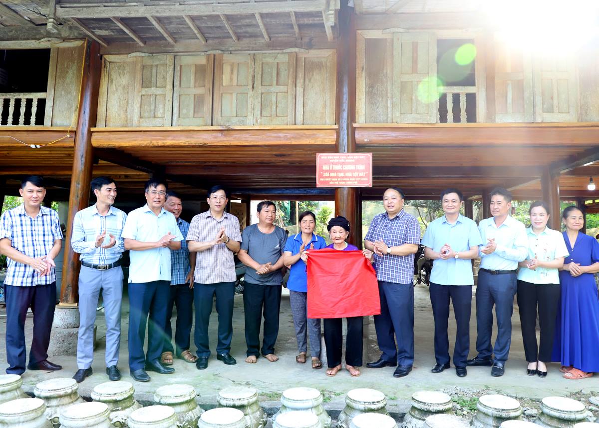 Chủ tịch UBND tỉnh Phan Huy Ngọc kéo băng khánh thành nhà ở của hộ bà Hoàng Thị Tô, xã Đông Thành.
