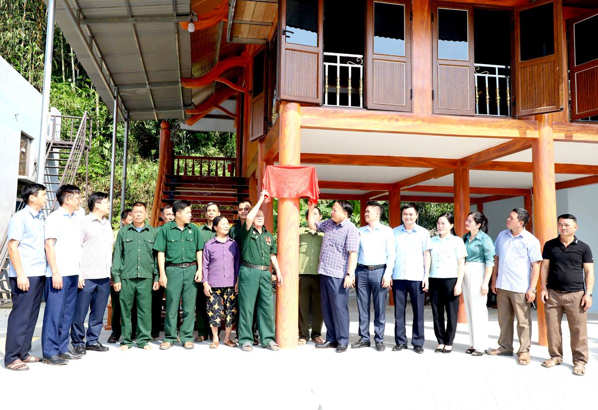 Chủ tịch UBND tỉnh Phan Huy Ngọc kéo băng khánh thành nhà ở của hộ ông Nguyễn Viết Đôn, xã Đồng Yên.