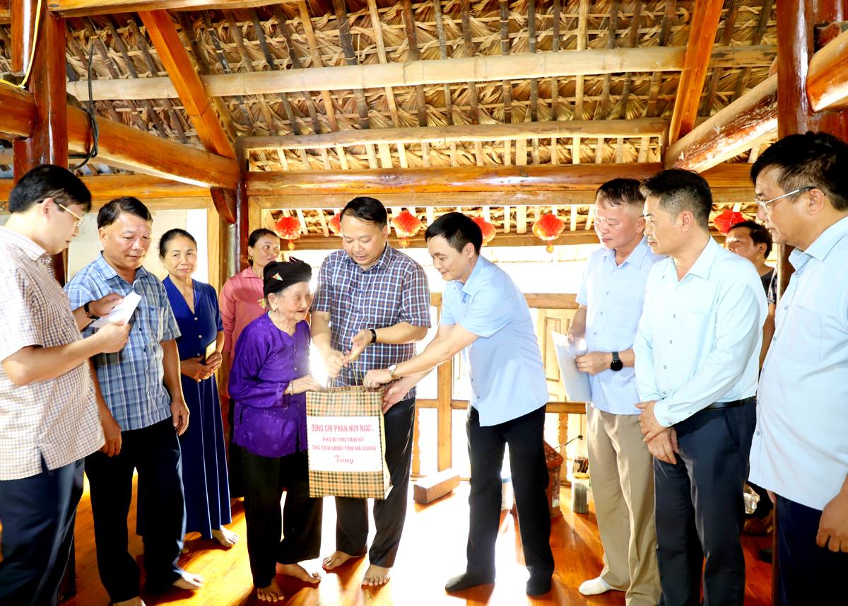 Chủ tịch UBND tỉnh Phan Huy Ngọc tặng quà hộ bà Hoàng Thị Tô, xã Đông Thành.