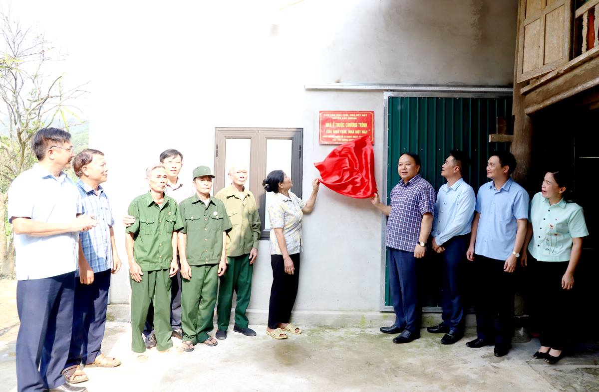 Chủ tịch UBND tỉnh Phan Huy Ngọc kéo băng khánh thành nhà ở của hộ ông Hoàng Kim Oanh, xã Đông Thành.

