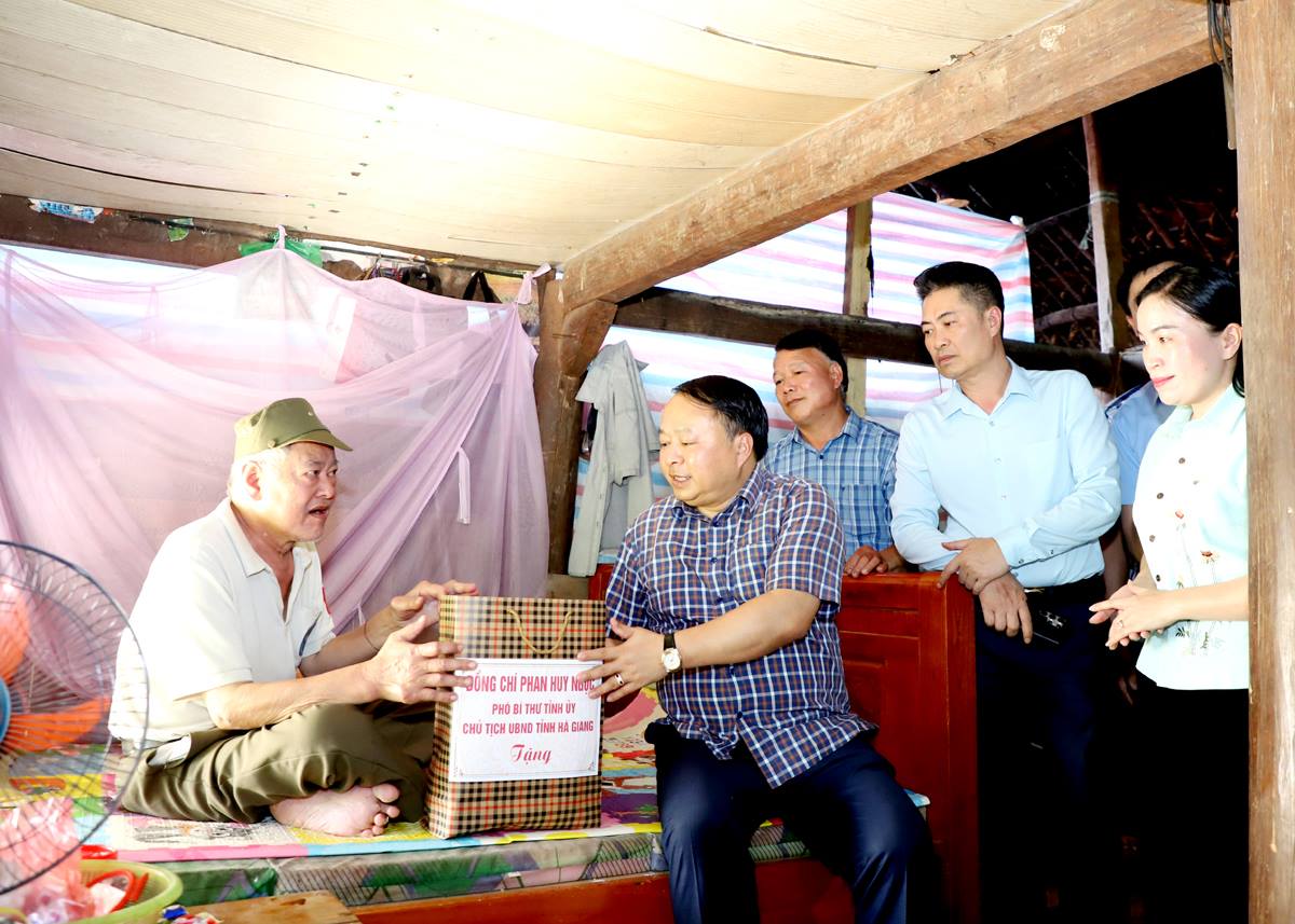 Chủ tịch UBND tỉnh Phan Huy Ngọc thăm hỏi, tặng quà hộ ông Hoàng Kim Oanh, xã Đông Thành.
