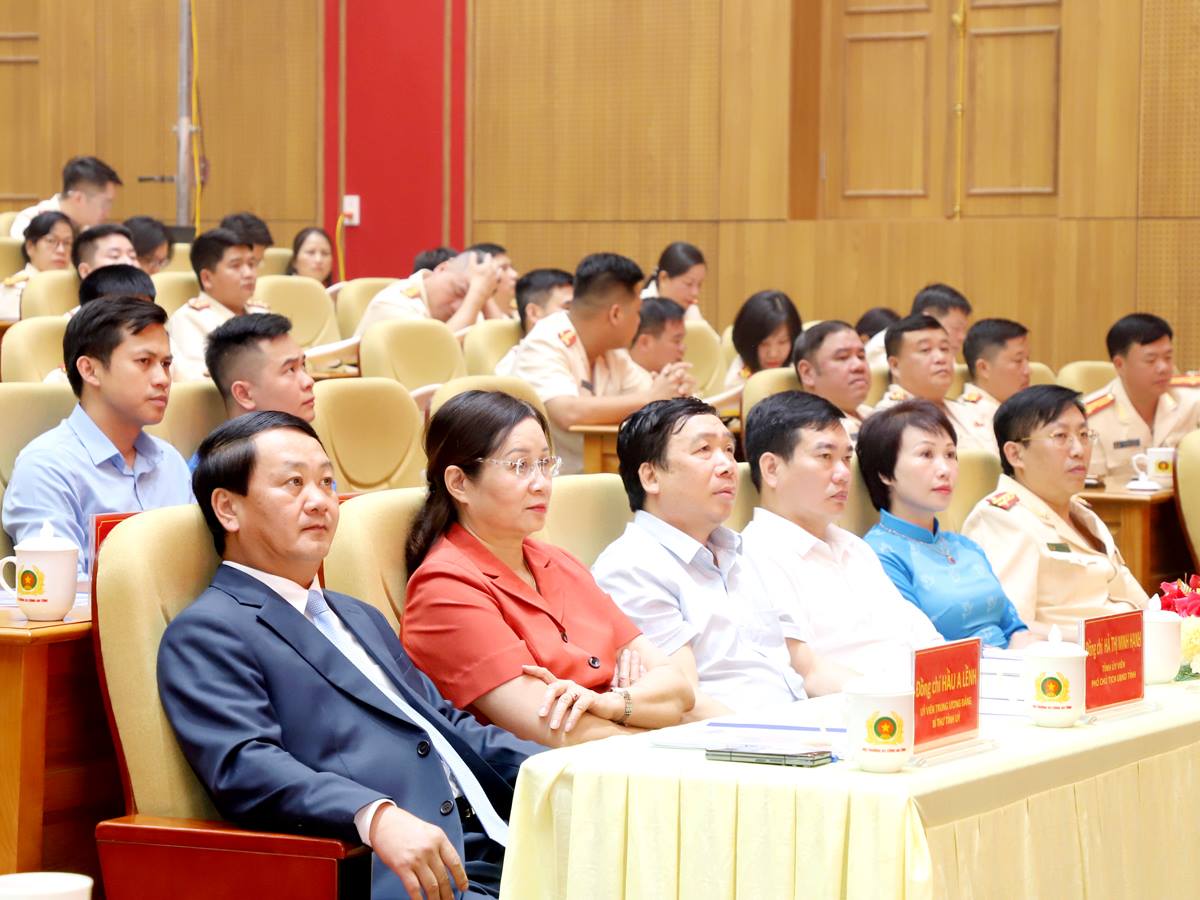 Bí thư Tỉnh ủy Hầu A Lềnh và các đại biểu dự buổi lễ.