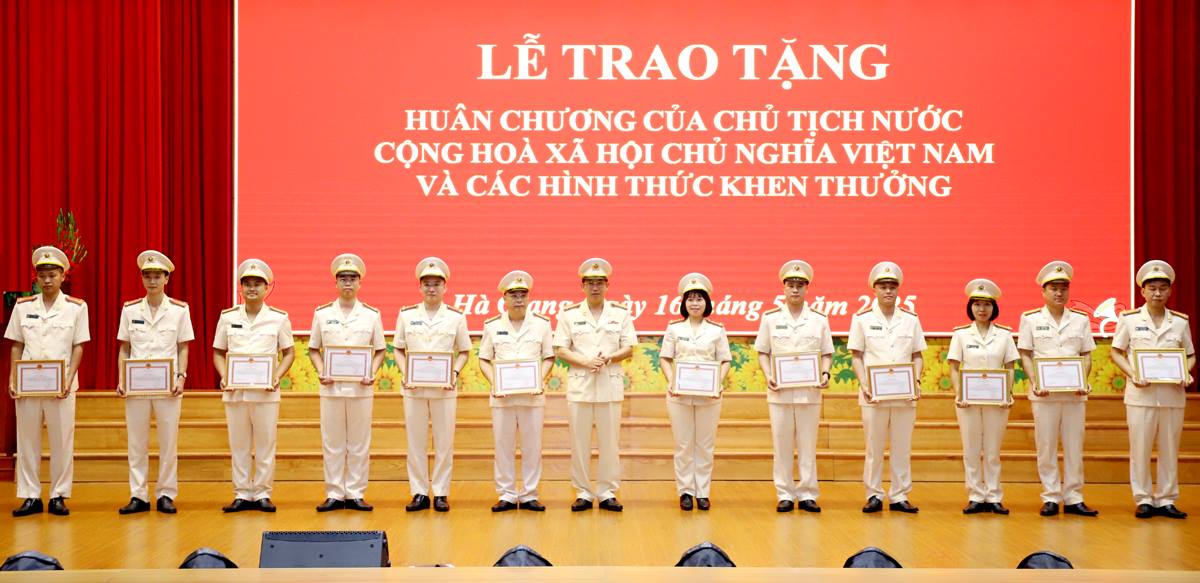 Lãnh đạo Công an tỉnh tặng Giấy khen của Giám đốc Công an tỉnh cho các tập thể, cá nhân.