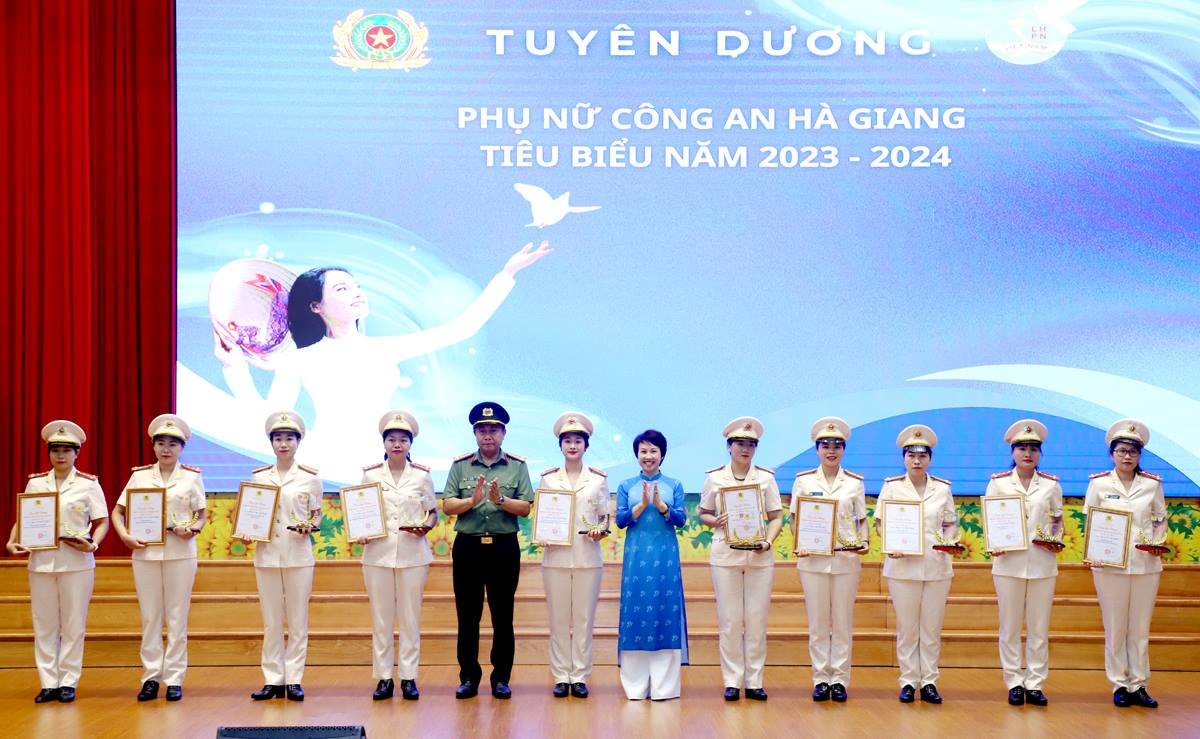 Lãnh đạo Công an tỉnh và Hội Liên hiệp Phụ nữ tỉnh tặng Danh hiệu cho các phụ nữ tiêu biểu.