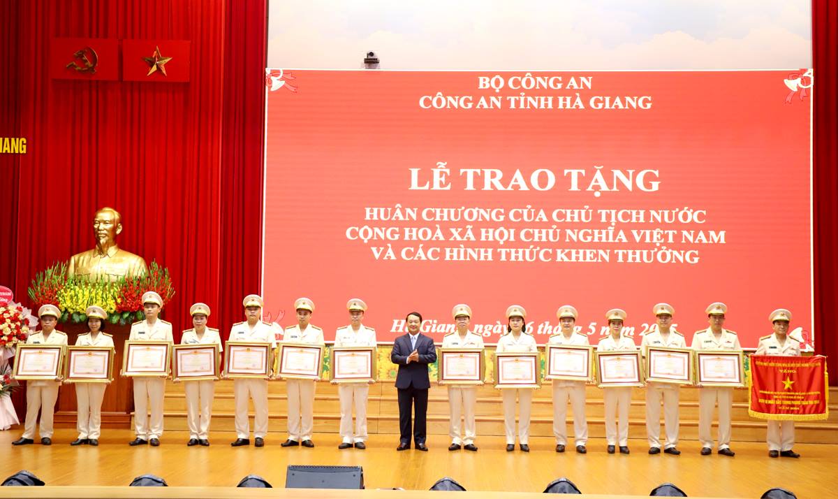 Bí thư Tỉnh ủy Hầu A Lềnh tặng Cờ thi đua và Bằng khen của Thủ tướng Chính phủ cho các tập thể, cá nhân.