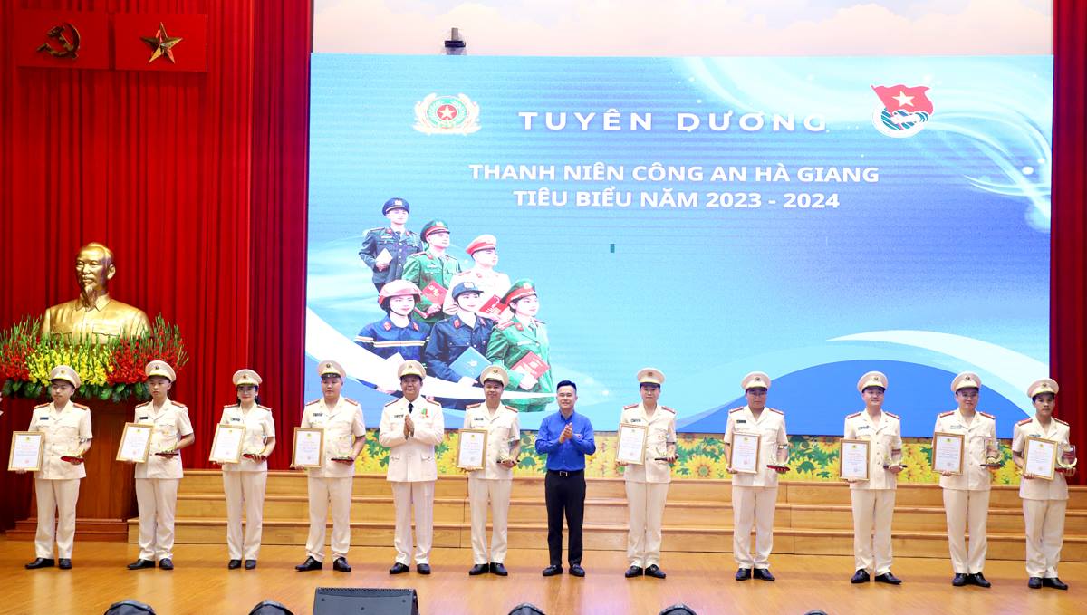 Lãnh đạo Công an tỉnh và Tỉnh đoàn trao Danh hiệu cho thanh niên tiêu biểu.
