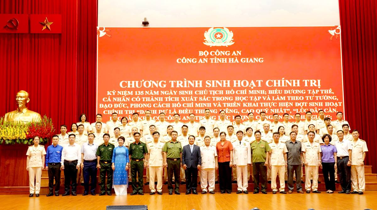 Bí thư Tỉnh ủy Hầu A Lềnh và các đại biểu chụp ảnh lưu niệm.