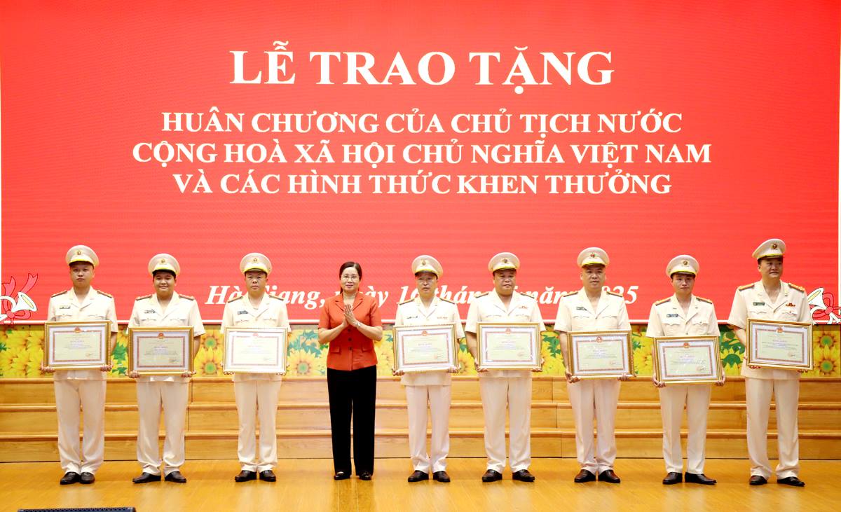 Phó Chủ tịch UBND tỉnh Hà Thị Minh Hạnh tặng Bằng khen của Chủ tịch UBND tỉnh cho các tập thể, cá nhân.
