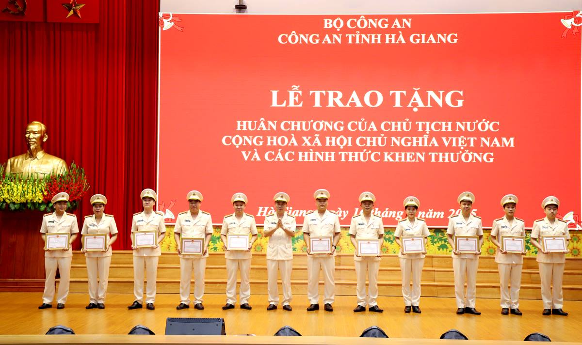 Lãnh đạo Công an tỉnh tặng Giấy khen của Giám đốc Công an tỉnh cho các tập thể, cá nhân.