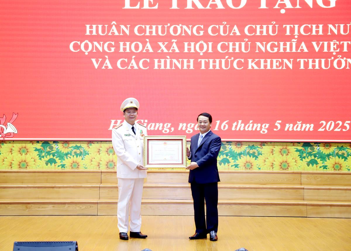 Bí thư Tỉnh ủy Hầu A Lềnh dự Lễ kỷ niệm 135 năm Ngày sinh Chủ tịch Hồ Chí Minh tại Công an tỉnh