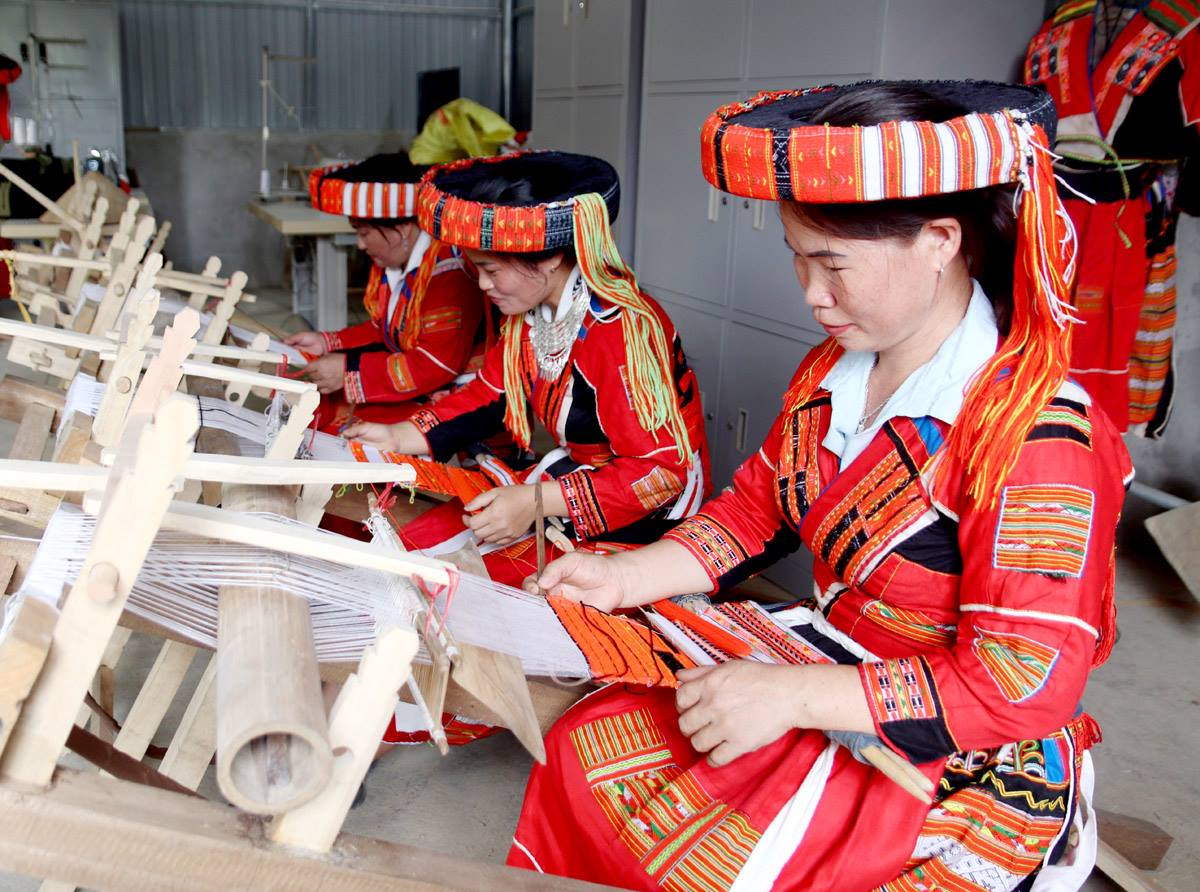 Phụ nữ Pà Thẻn, xã Hữu Sản gìn giữ nghề dệt thổ cẩm truyền thống.