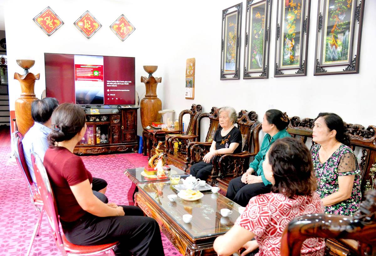 Người dân phường Minh Khai (thành phố Hà Giang) quan tâm, theo dõi các thông tin về sắp xếp bộ máy cấp tỉnh và cấp xã.