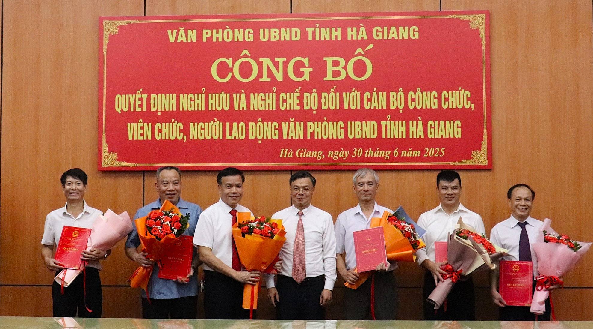 Văn phòng UBND tỉnh trao Quyết định nghỉ hưu, nghỉ chế độ cho công chức, viên chức và người lao động