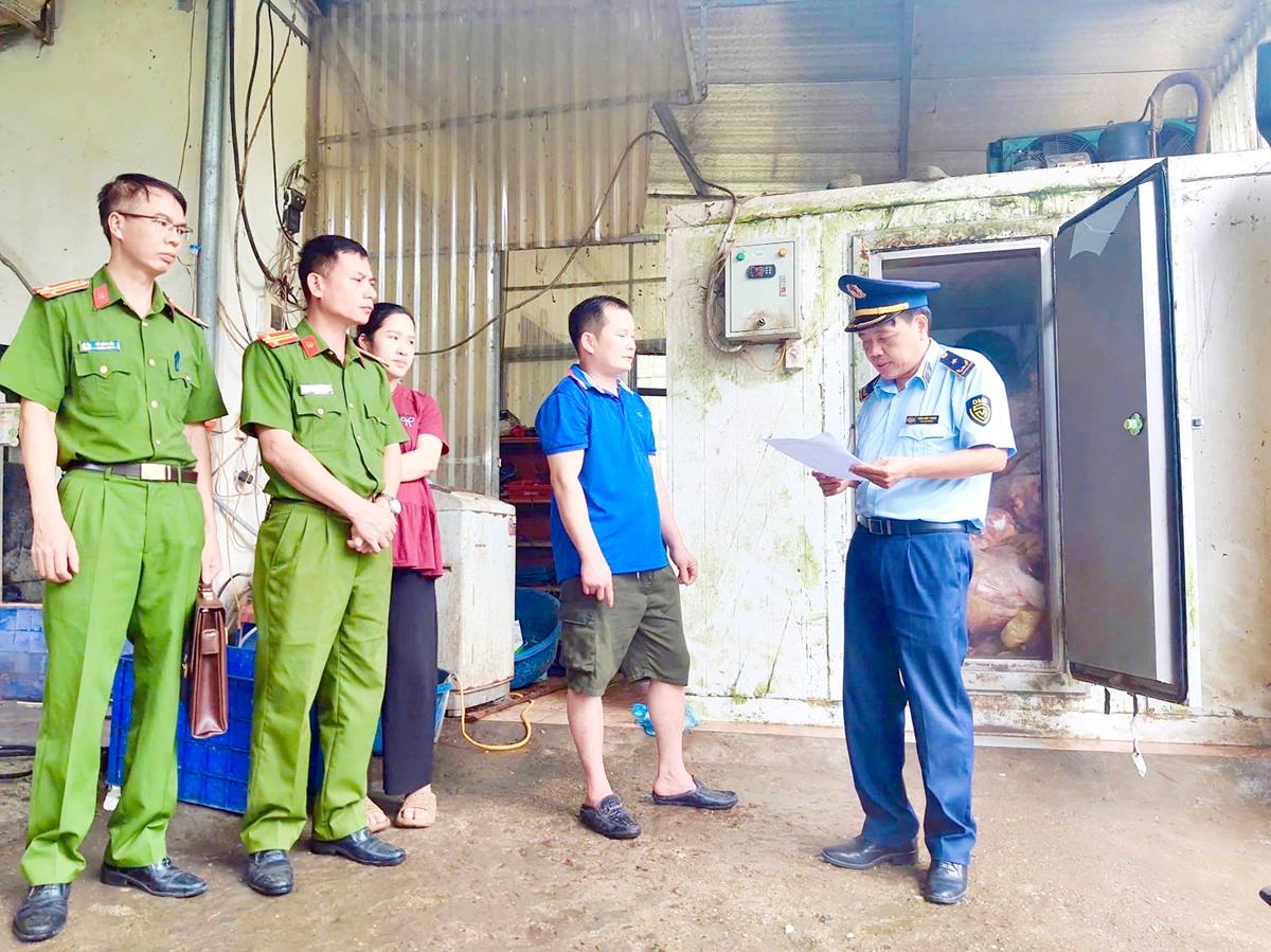 Đội Quản lý thị trường số 2 phối hợp với Công an xã Đạo Đức (Vị Xuyên) kiểm tra phát hiện hơn 3,9 tấn thực phẩm đông lạnh không đảm bảo an toàn thực phẩm.                        Ảnh: KIM NGỌC