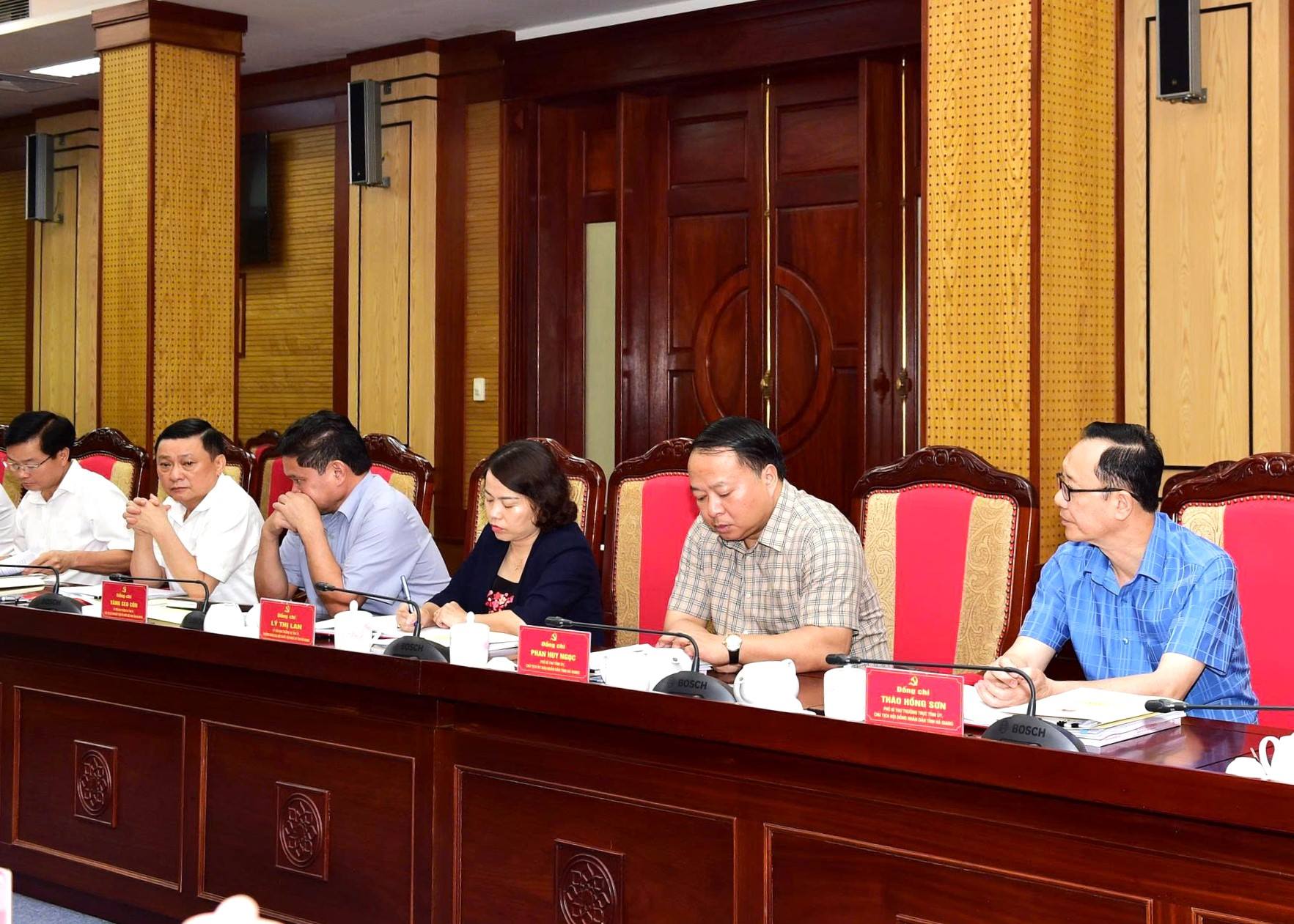 Các đồng chí Thường trực Tỉnh ủy Hà Giang dự hội nghị.