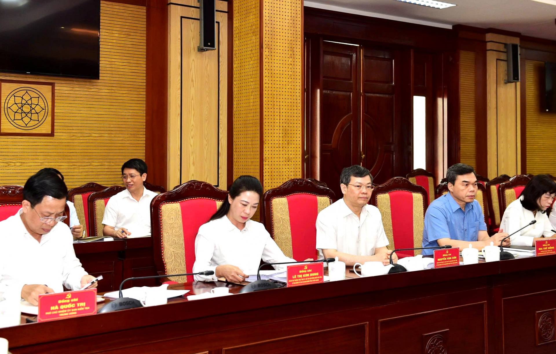 Các đồng chí Thường trực Tỉnh ủy Tuyên Quang dự hội nghị.