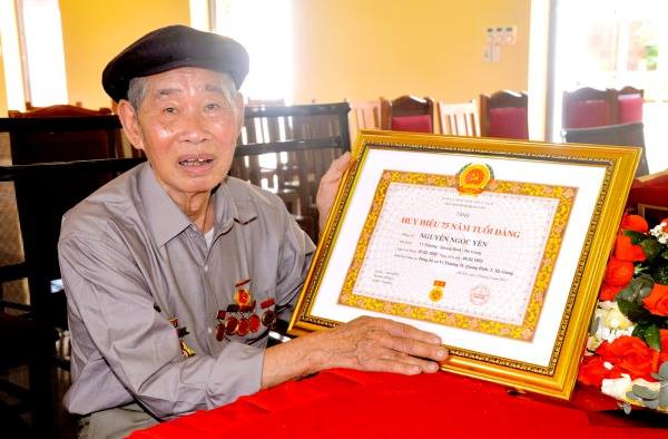 Ông Nguyễn Ngọc Yên, đảng viên Chi bộ thôn Trung Thành, xã Vĩ Thượng (Quang Bình) vinh dự đón nhận Huy hiệu 75 năm tuổi Đảng.