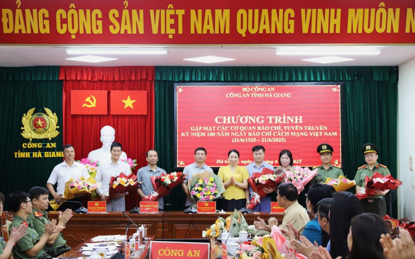 Đồng chí Hoàng Thị Hằng tặng hoa chúc mừng các cá nhân có đóng góp tích cực trong công tác tuyên truyền