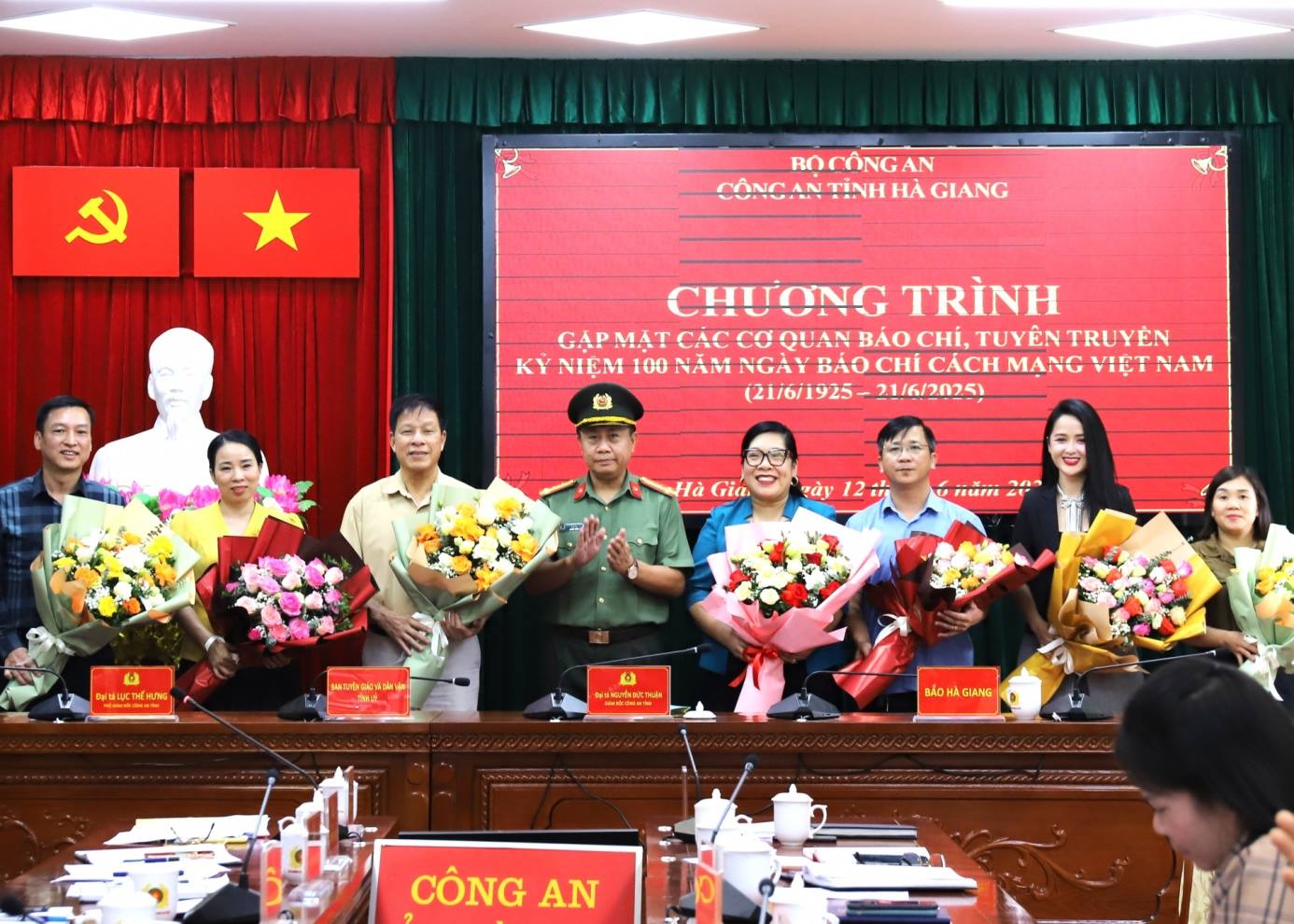 Đồng chí Nguyễn Đức Thuận, Giám đốc Công an tỉnh tặng hoa chúc mừng các cơ quan thông tấn, báo chí nhân kỷ niệm 100 năm Ngày Báo chí cách mạng Việt Nam