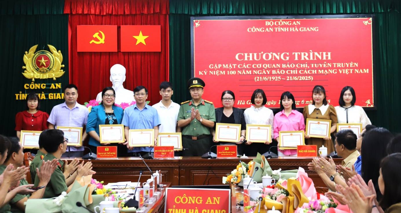 https://baohagiang.vn/file/4028eaa4679b32c401679c0c74382a7e/062025/img_3902_20250612113650.jpg