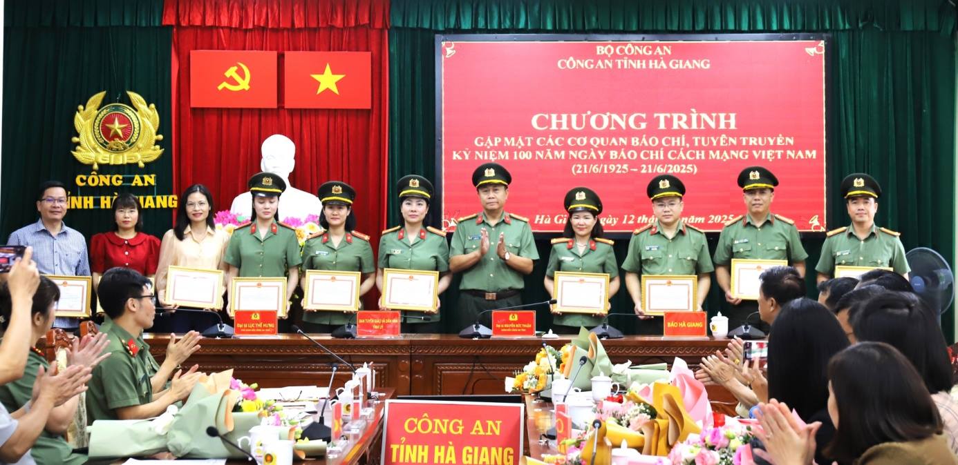 Các tập thể, cá nhân được khen thưởng vì có thành tích trong công tác phối hợp tuyên truyên